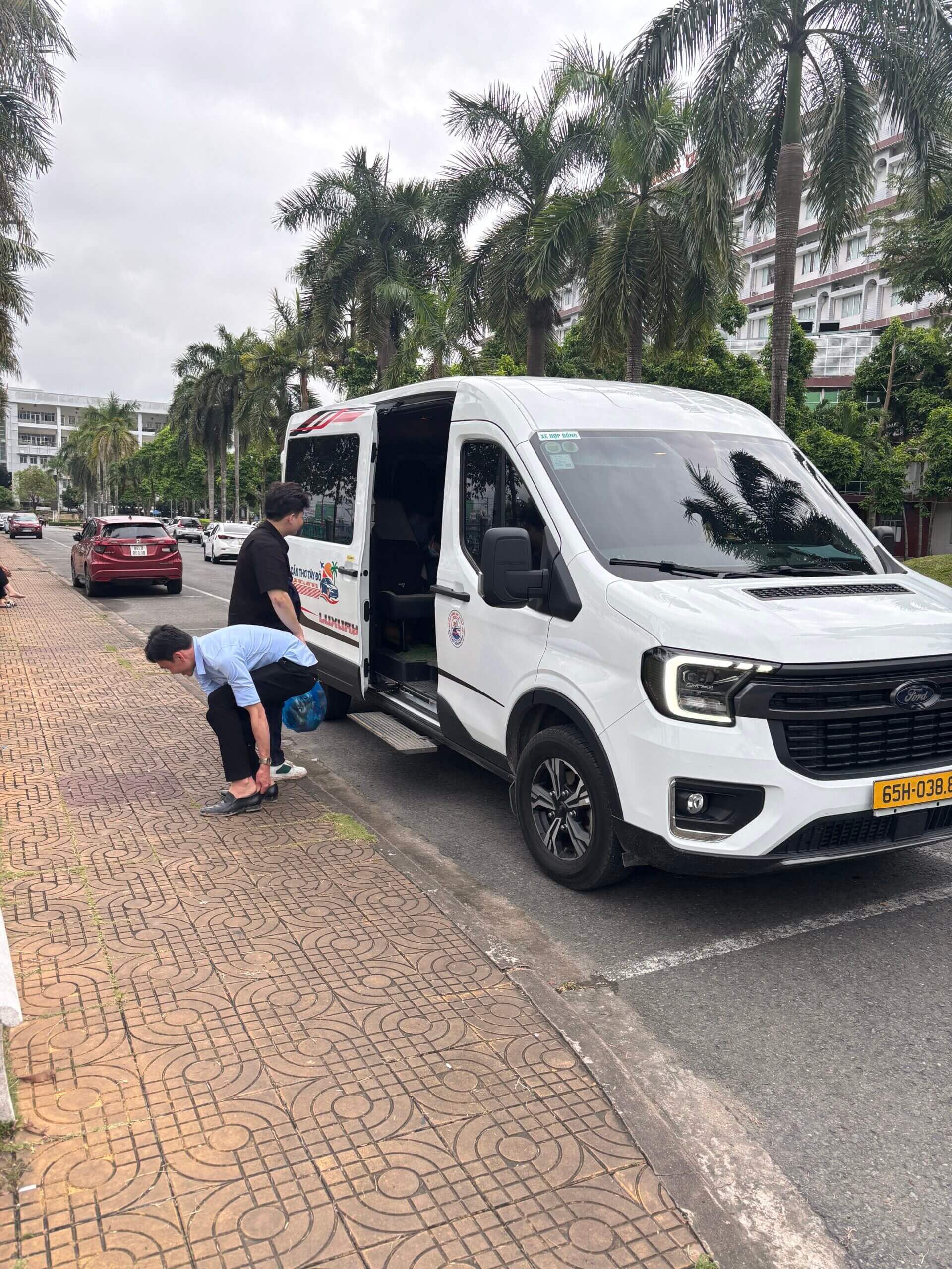 thue-xe-16-cho-di-du-lich thue xe dam cuoi can tho