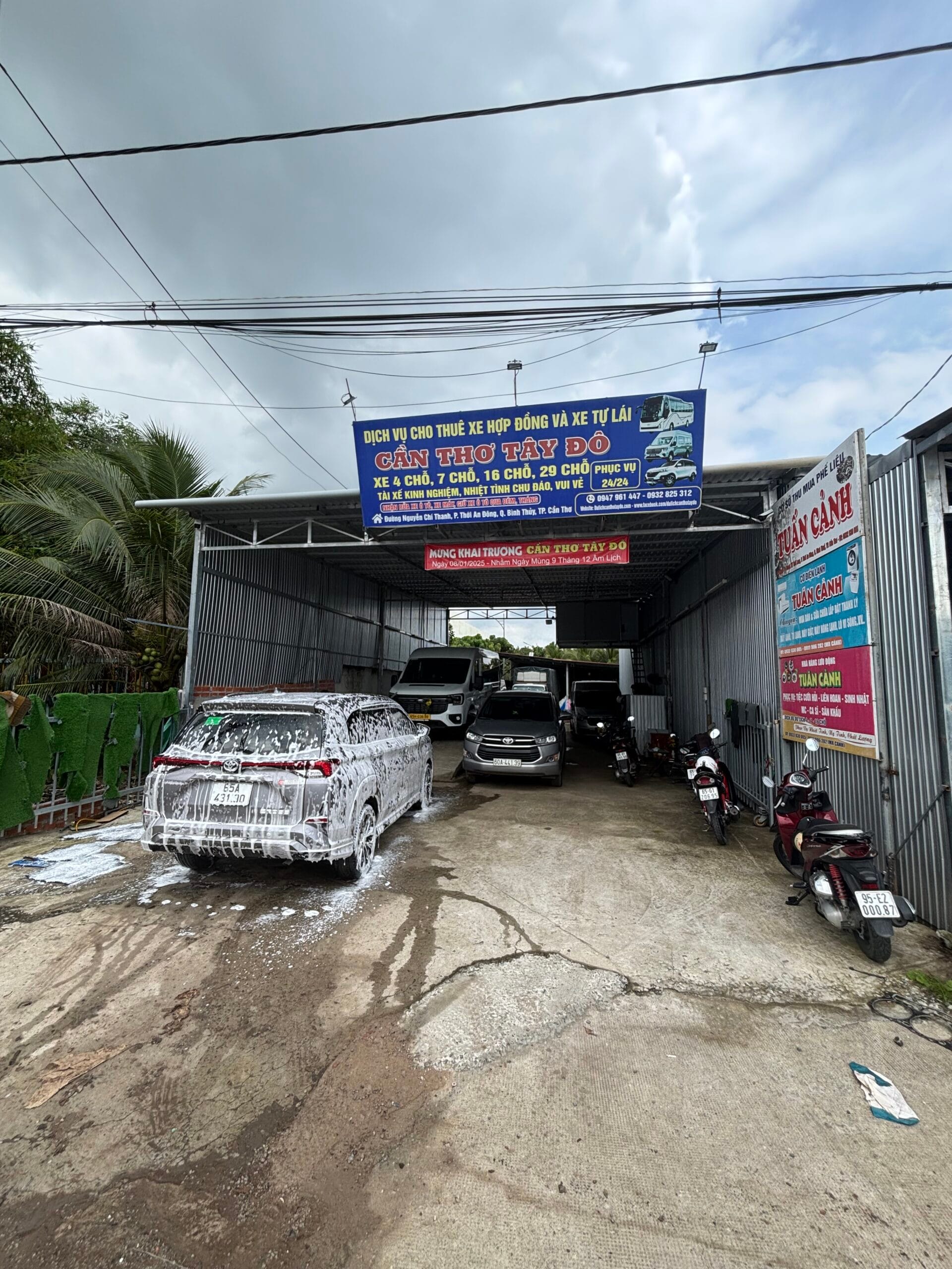 Khoang hành lý xe 7 chỗ rộng rãi sạch sẽ